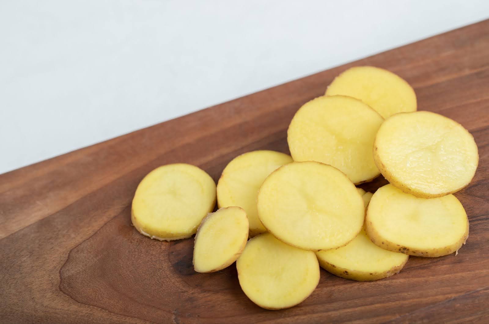 Supjaustytos bulvės su daržovių pjaustykle